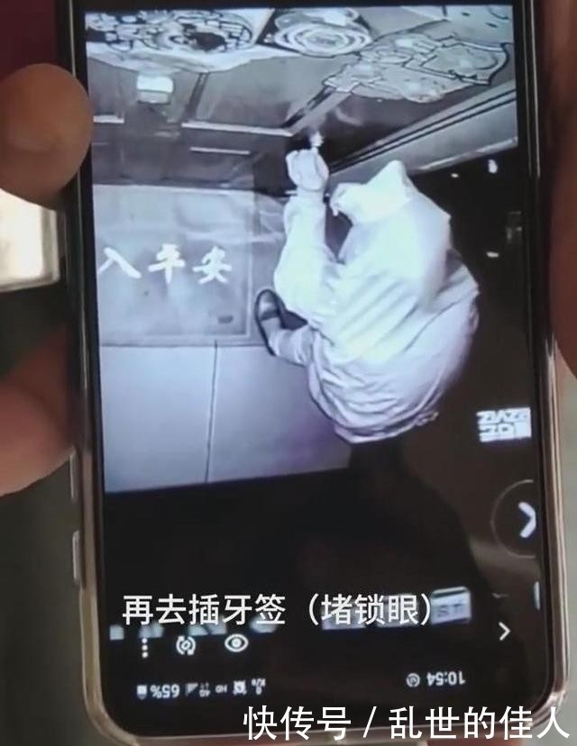  中招|啥情况？超市女老板被楼上扔排泄物砸了一身，中招的还有过路人