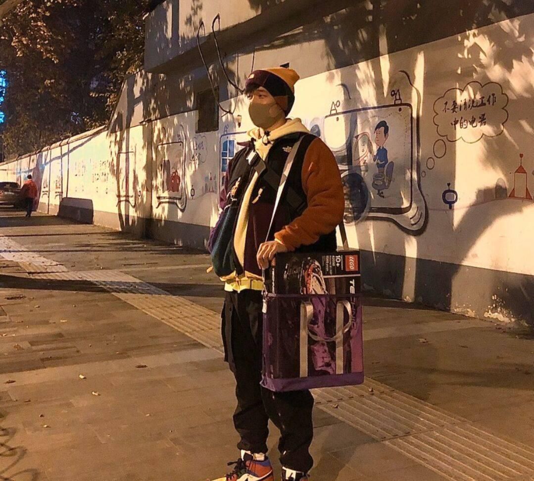  潘玮柏|吴亦凡在《中国新说唱》上脚AJ1 Mid！潘玮柏选择AJ4“黑白巅峰”！