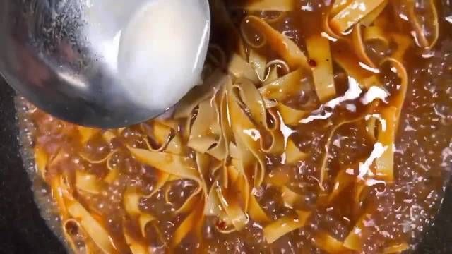 豆瓣酱|水煮干豆腐,配以万能的火锅底料和豆瓣酱调的汤底,吃着比肉香!