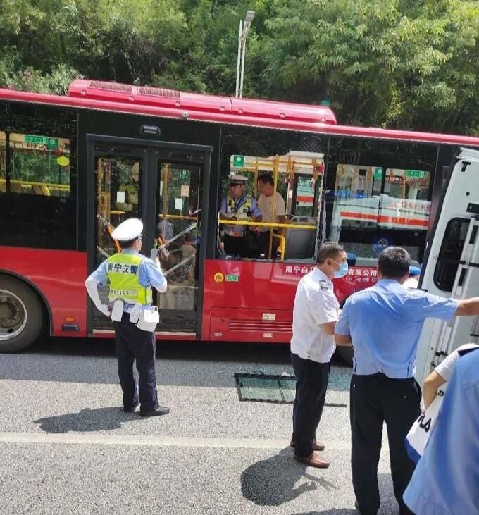  杨某|突发！南宁一公交车撞上护栏，多人受伤！| 一起来关注