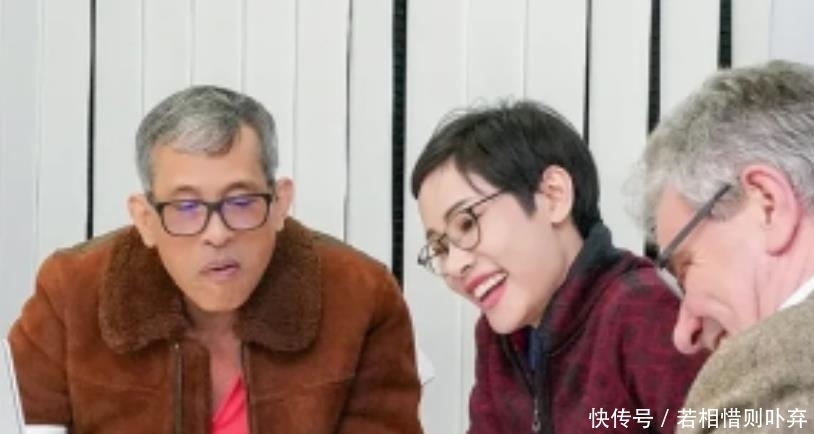  公布|泰国公布贵妃军照！牵手秀恩爱瞬间挤爆网络，41岁王后压力倍增