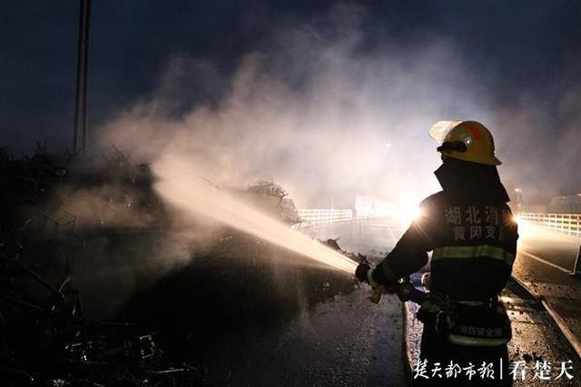  货车|太心疼！大货车高速起火，近500辆电动车被烧毁，损失上百万元