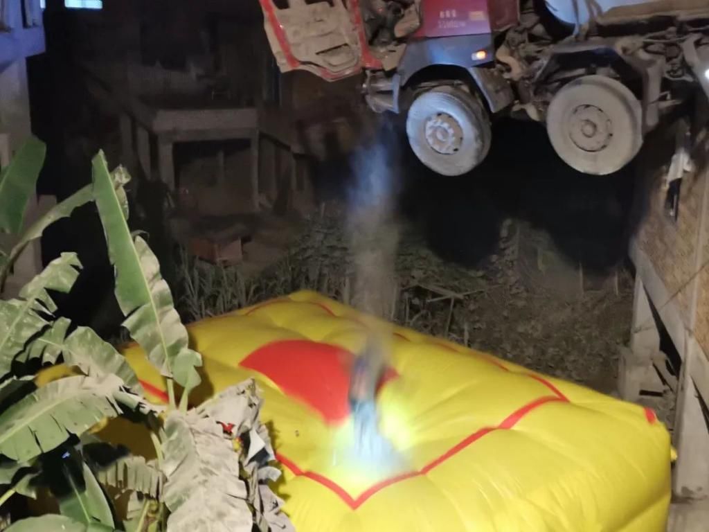  别人|车头悬空！黔西南一司机车子开到别人家房顶上，好惊险！