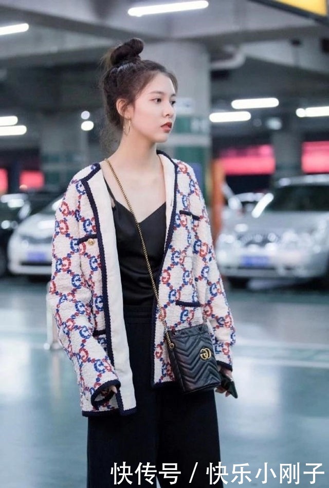 黄色|街拍,小姐姐穿一件浅绿色的无袖上衣,很有个人魅力