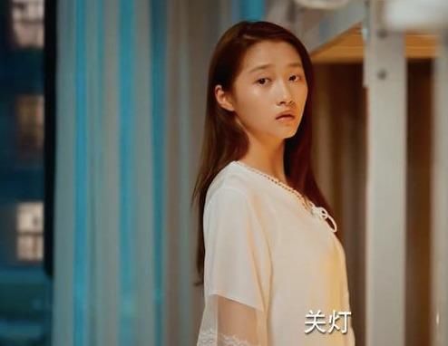  壮实|关晓彤再次证明肩宽骨架大吃大亏，《二十不惑》她身板太显壮实了