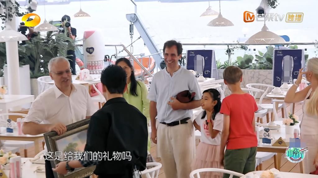  露怯|《中餐厅4》接待外国贵宾，赵丽颖露怯不敢答话，李浩菲举动得体