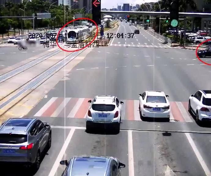  轨道|女司机冲红灯再冲上有轨电车轨道！电车朝她驶来她却停下不动……