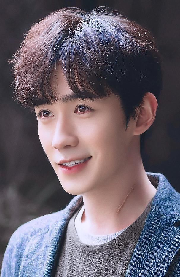  预售|朱一龙入围金鹰奖，预售杂志明天开抢？小笼包们忙并快乐着