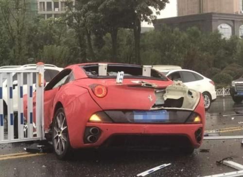  辆法拉利|男子租300万法拉利谈生意，刚出门就撞绿化带，差点破产