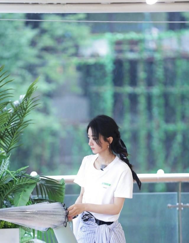  家教|赵丽颖餐桌上“用筷子狂拔菜”引争议，遭网友吐槽：家教不严