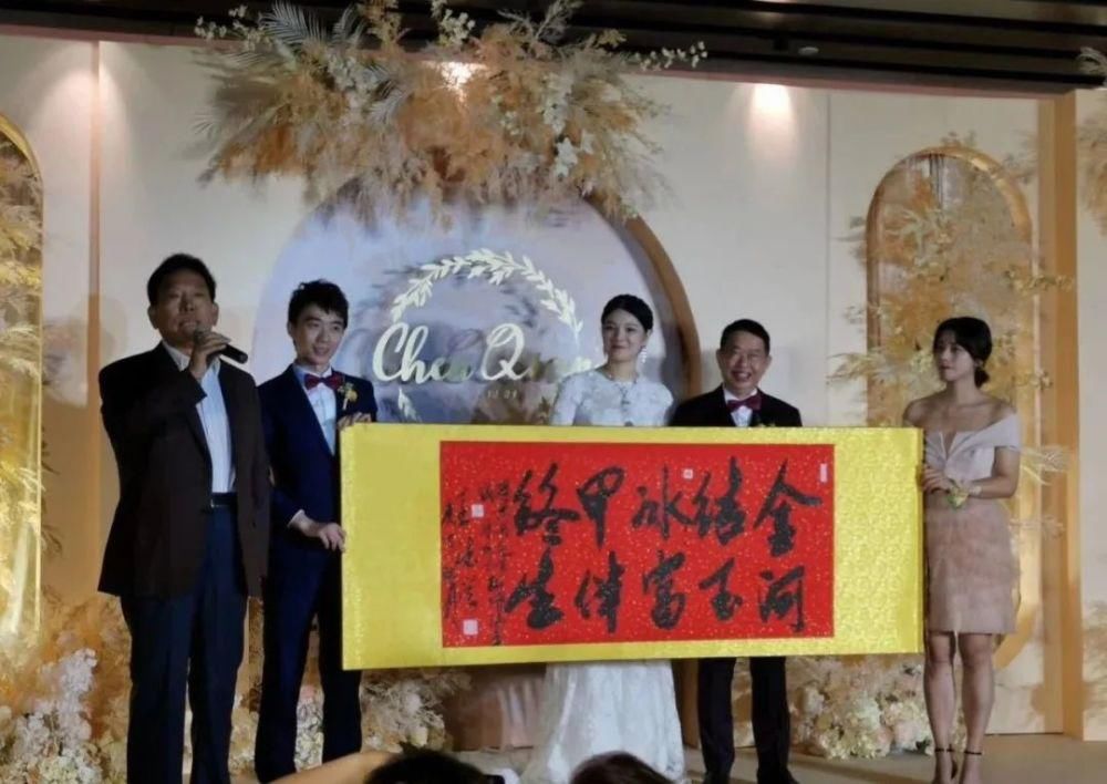 董事长|刷屏了!紫金矿业63岁董事长娶38岁妻子,新娘:嫁给了爱情!