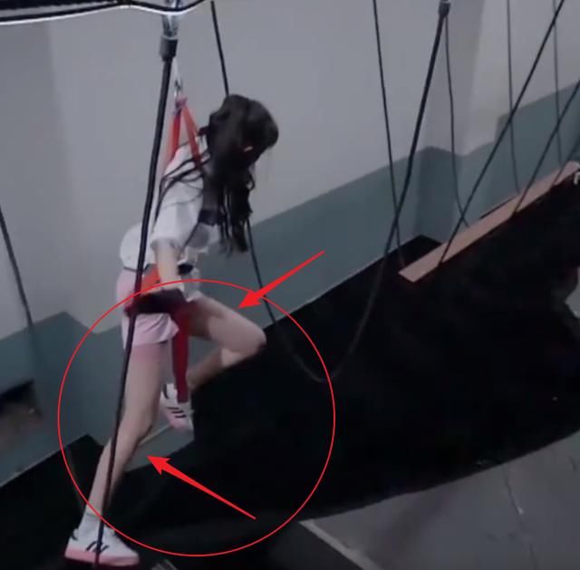  汉子|杨幂玩高空滑索，女汉子上线通关，我却只注意到她的腿
