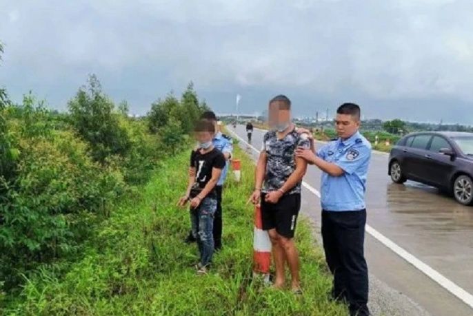 屁股|男子用鸭屁股喂狗，里面藏了东西，他“赚了”50多万