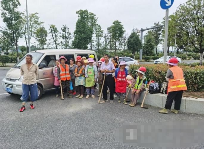  车主|核载7人面包车拉了20个，交警都吓一跳，车主：以为早上没交警