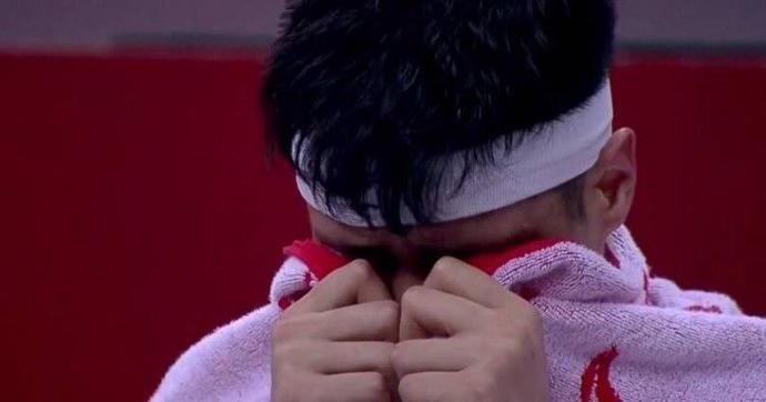  实在是太|被骂上热搜，球迷要求贺天举退役，知名解说表示：差不多得了！