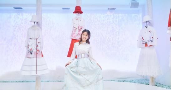  垫肩|林心如穿裹身裙也有气场，脖子左右两边配俩“大垫肩”，真酷