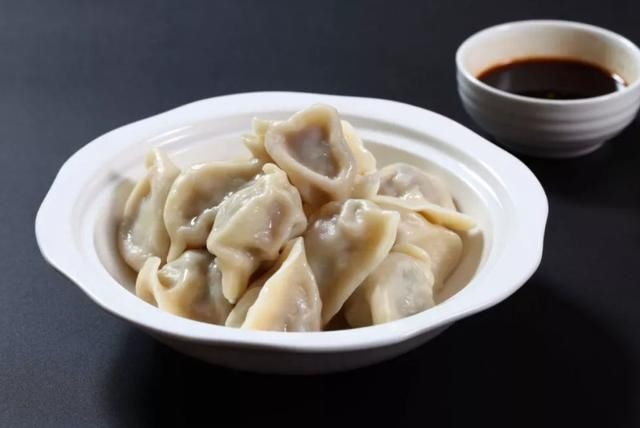  到底|煮饺子到底是用冷水还是开水？教你一招，饺子不破皮又好吃