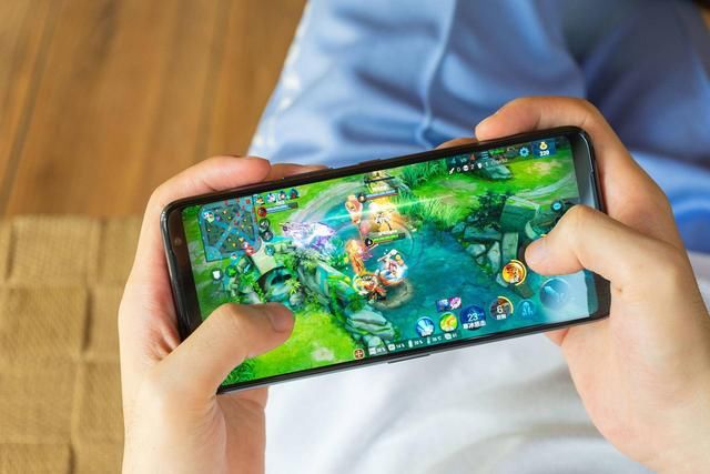  小米10至尊|国产屏幕翻身，米10超大杯携华星屏登场，别忘了还有ROG的144Hz