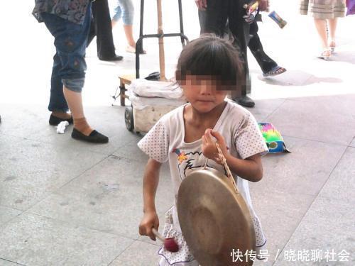 宝妈|人贩子当众抢娃，诬陷宝妈才是人贩子，宝妈的做法值得学习