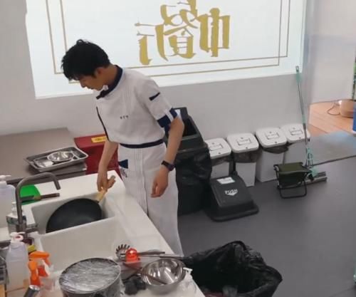  厨给力|刘宇宁成后厨给力大将，谁注意他忙活完说了句啥？心疼你一秒