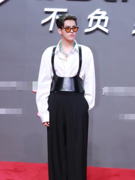 穿着|吴亦凡有多自信，穿着“女式束腰”就走红毯？真不把自身颜值当回事