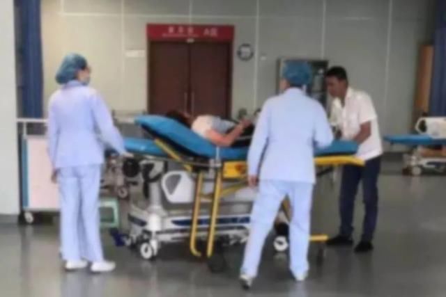  寻死|女子冲向高楼栏杆使出蛮劲寻死，蜀黍拼命往回拽！结果…