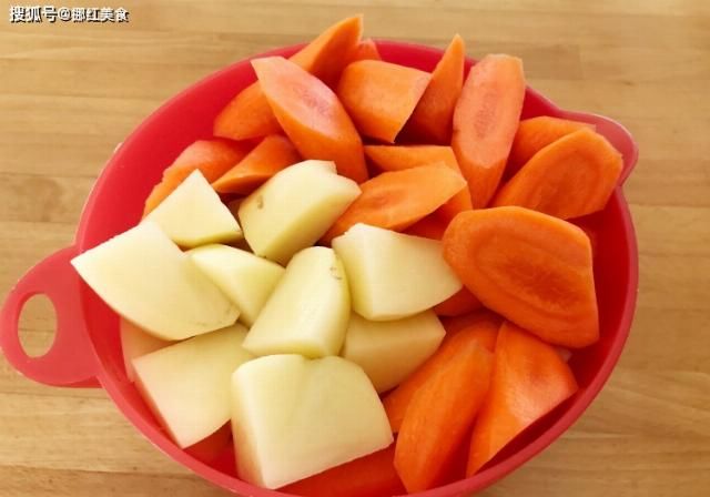 鲜香|炖牛排骨千万别焯水，乱用香料，这方法简单好用，软烂鲜香！