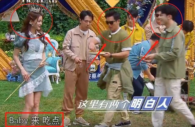  郑恺|兄弟团“讨好”baby，郑恺直接用手喂食，蔡徐坤的做法却太机智了