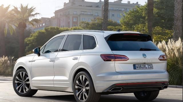 X5|宝马X5正在怼途锐，结果RX来了