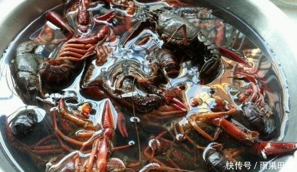 男子|男子买来3块钱猪大肠,把它扔进水里,3小时后赚了300块!