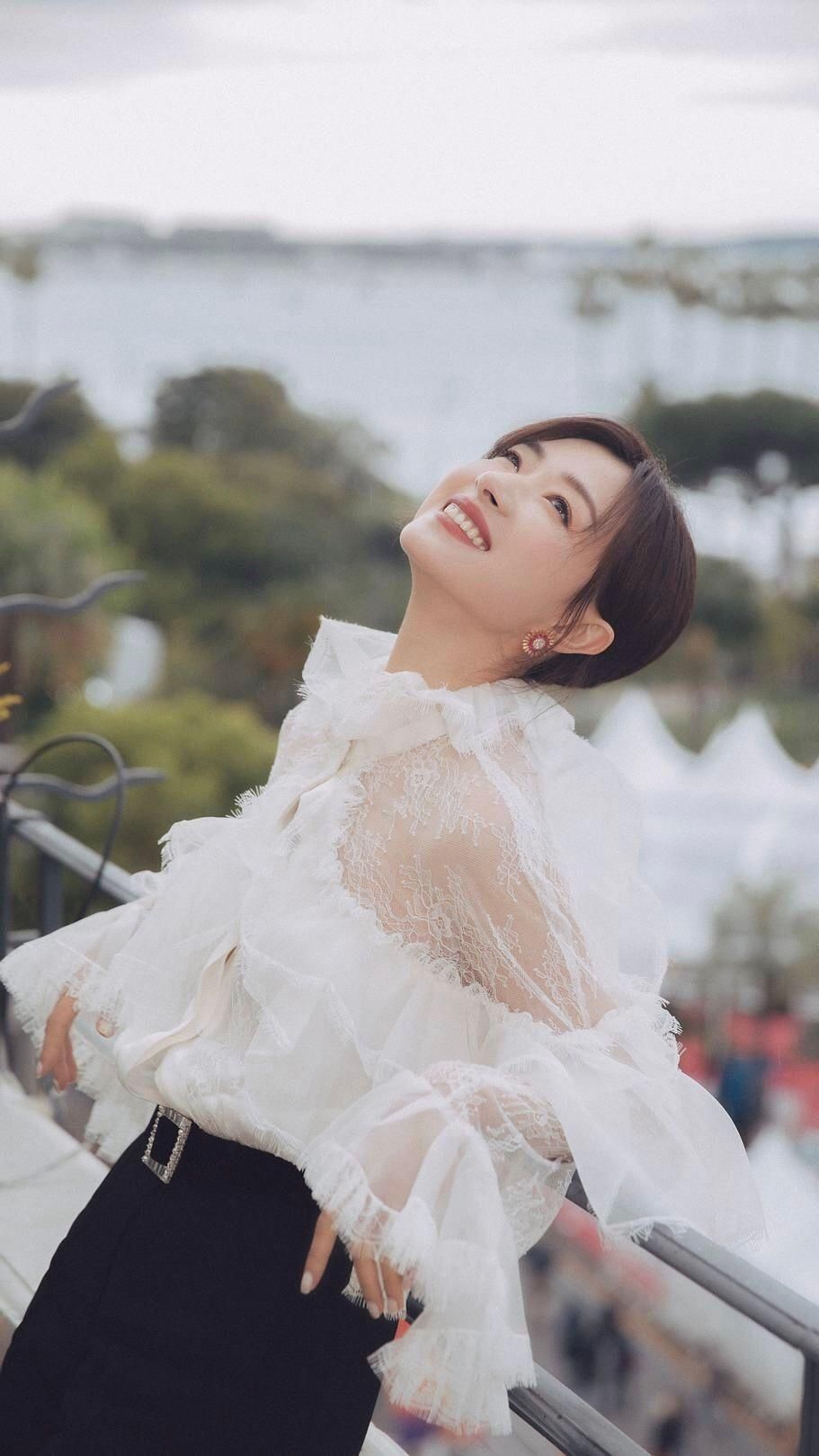 油腻|万茜公演ending动作抹嘴唇，被吐槽太油腻了，人设大翻车