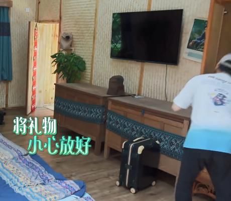  细节|彭昱畅收到许光汉的礼物，谁留意他放的位置？细节暴露人品