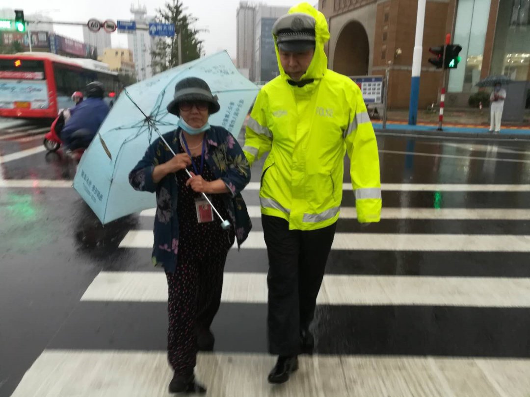  风雨|烟台交警，风雨中的逆行者！