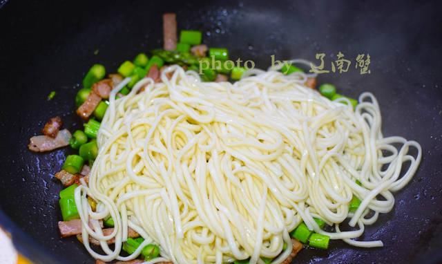  炒面|孩子最馋这种面条，比捞面香比焖面快，隔三差五都要吃一次