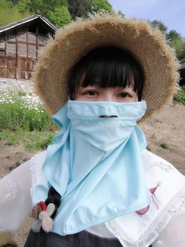  李子|她用3年时间爆改老宅，把荒地变花海：原来除了李子柒，我们还有另一种田园牧歌