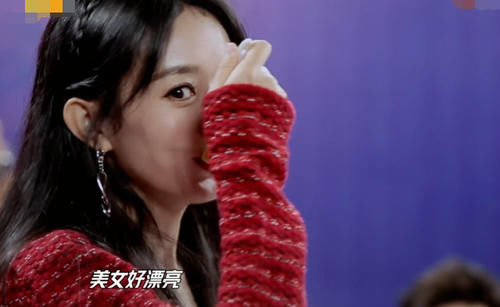  王一博|赵丽颖和王一博同吃一碗胡辣汤，谁注意她的避嫌反应？难怪王一博不介意