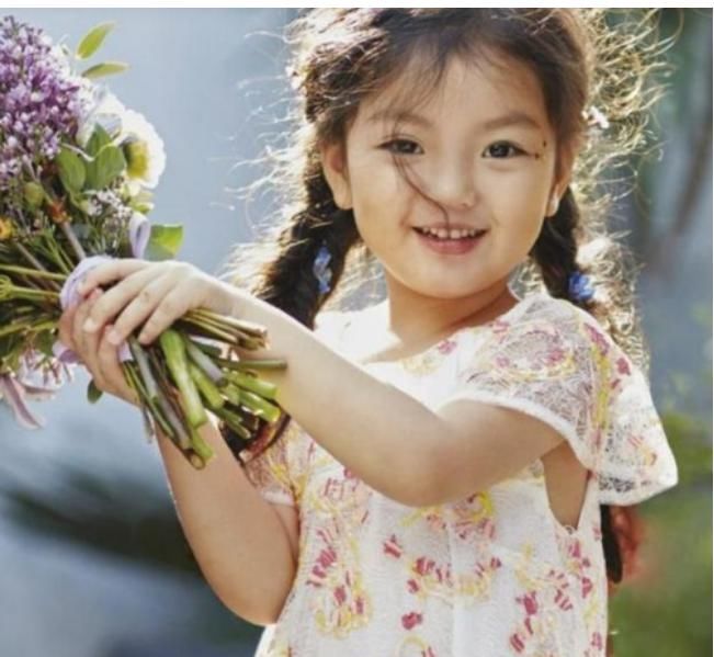  弟弟|“我要赚钱养弟弟”，那个4岁出道赚百万的小女孩，如今怎么样了？