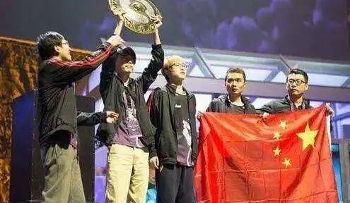 敲诈|世界冠军聚餐吃火锅吃出活虫，老板竟报警称其敲诈：太职业了！