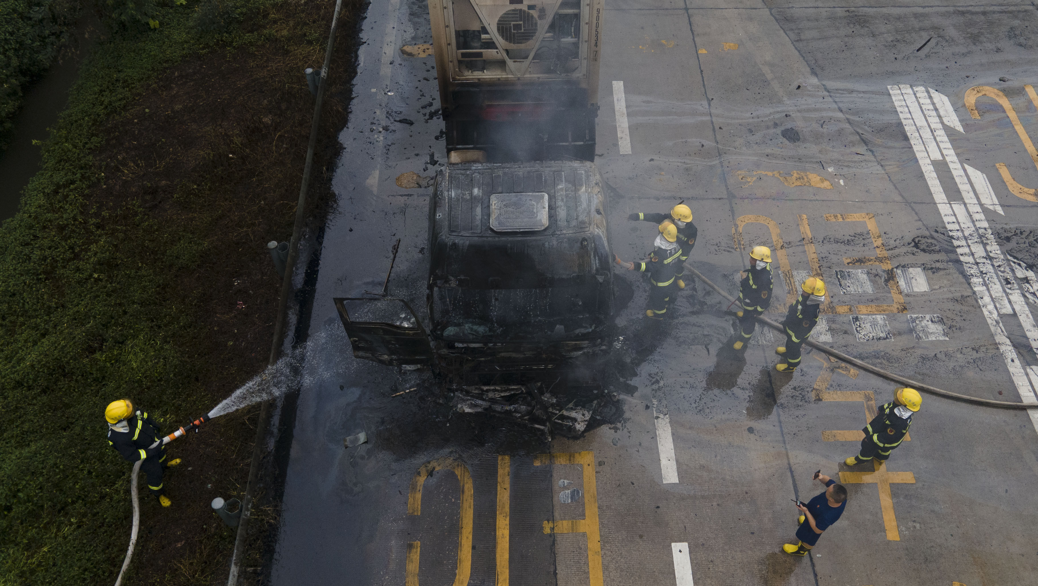 神山|突发|许广高速神山收费站一货车起火