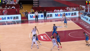  比赛|误伤他人怎么办？韩德君给CBA球员做出了表率，先关心一下对手