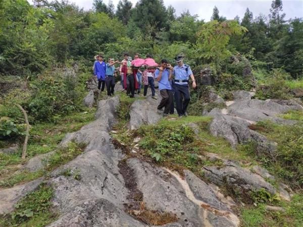  警民|94岁老母寻子迷失深山，喝石缝滴水续命3天后等来警民将其救回