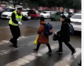  侍东亮|12张小学毕业照c位都是他！“奔跑哥”在50米的岗位上跑1500公里