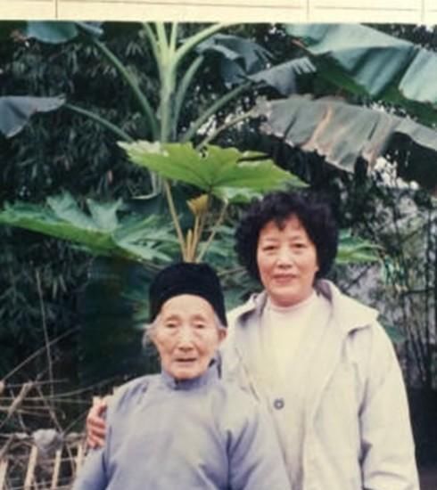 外婆|她大她十岁,被她的孝心感动,做她的替身妈妈13年安慰年迈外婆