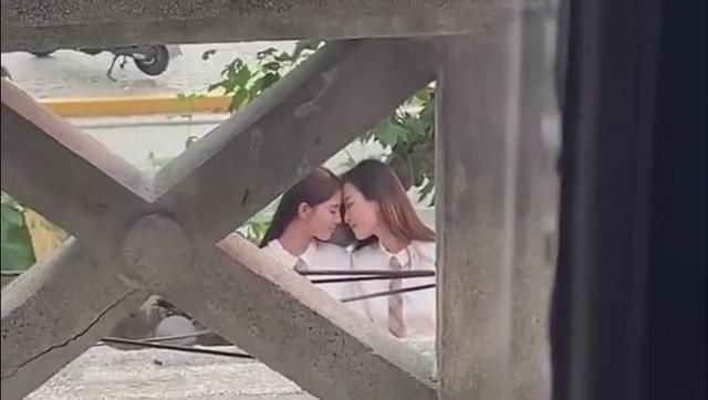  倪妮|组图:《流金岁月》路透曝光 刘诗诗倪妮额头贴额头亲密无间