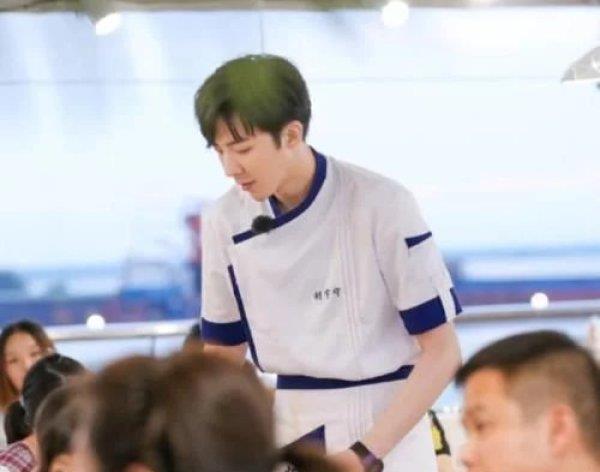  刘宇宁|刘宇宁长得怎么样？听到《中餐厅》客人对他的评价，真有眼光