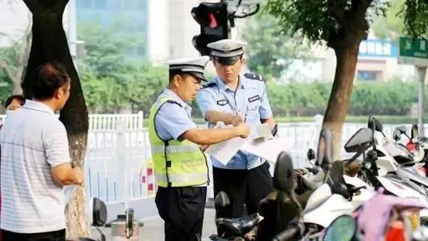 泰安交警|文明出行前，请先挂好车牌