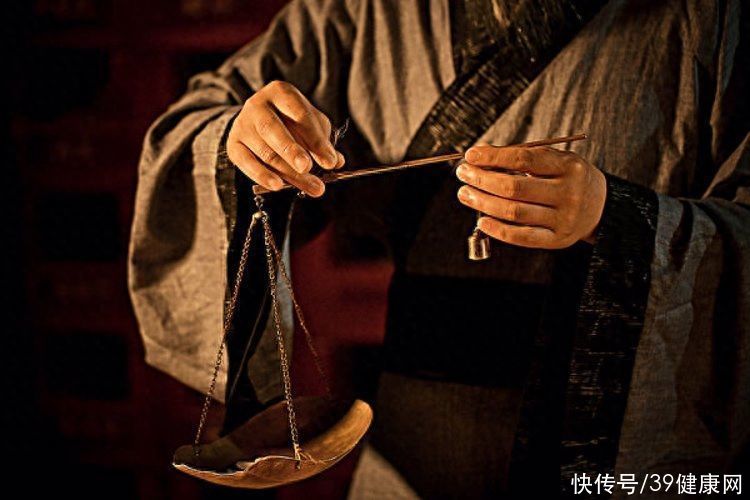 中医有治疗癌症的案例吗(如果一个中医名师得了癌症，他会用中医中药治疗吗？看看真实案例)