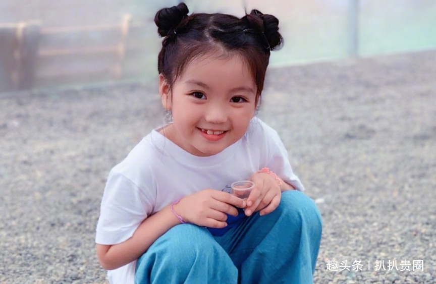 运动|阿拉蕾近照曝光太可爱,大眼睛会说话,一字马站立柔韧性超好