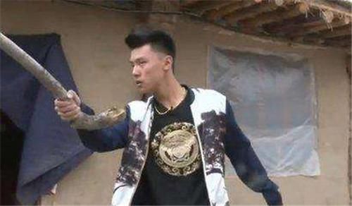  治病|陕西男孩参加《变形记》，卖掉8万项链给山区爷爷治病，现状如何