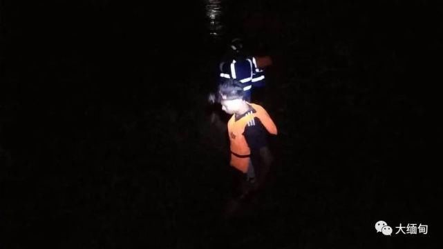  投江|缅北昔卜大桥上一名妇女投江，桥上留下行李和鞋子
